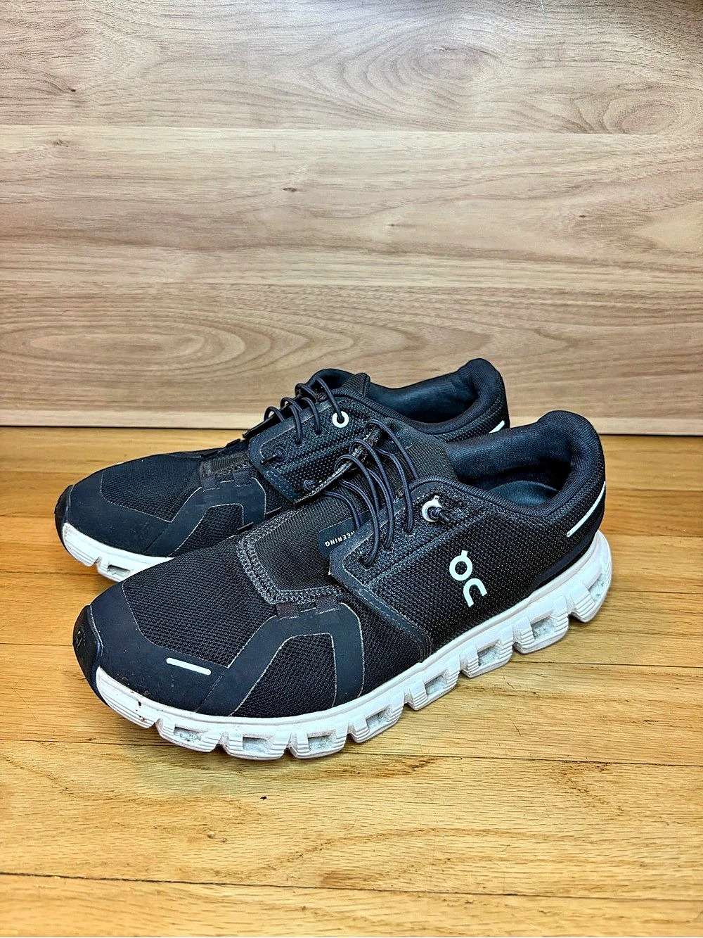 On Cloud 6 Women's Sneakers - Size Black / White - Size 8.5